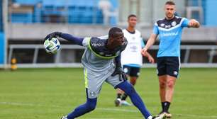 Goleiro Caíque Rouba a Cena em Vitória do Grêmio: Sua defesa brilhante desencadeia contra o Goiás!