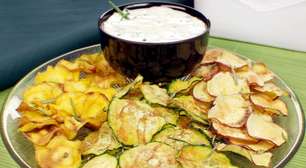 Chips de legumes com molho de iogurte para um petisco saudável