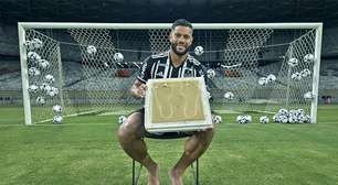 Hulk, do Atlético-MG, coloca os pés na Calçada da Fama do Mineirão