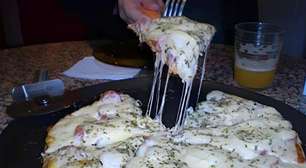 Pizza de linguicinha para você fazer gastando menos que uma pizza normal