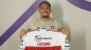 Luciano posa com elenco e recebe camisa especial por 200ª partida pelo São Paulo