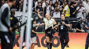 Fábio Santos se emociona ao expressar sentimento pelo Corinthians