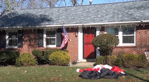 Papai Noel inflável leva tiro e frustra família que decorou a casa para o Natal