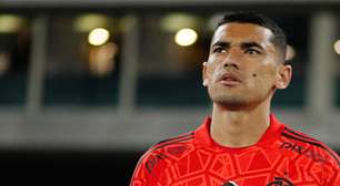 Sem espaço no Flamengo, Santos é sondado pelo Botafogo para substituir Lucas Perri