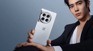 OnePlus 12 vaza em vídeo de hands-on em opção branca