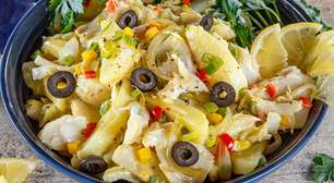 Essa salada de bacalhau de natal fica deliciosa