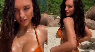 De biquíni cavado, Rafa Kalimann renova bronzeado na praia