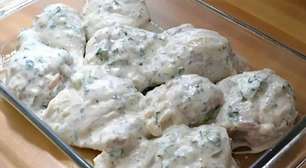 Experimente misturar iogurte natural no tempero do frango e faça esse surpreendente frango marinado grego