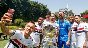 São Paulo reúne elenco para fotos com a taça da Copa do Brasil; veja galeria