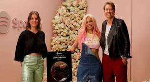 Karol G alcança a marca de 1 bilhão de streams pelo Spotify e é homenageada