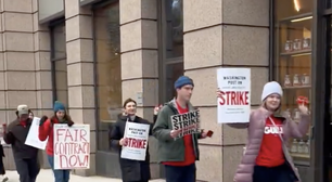 Jornalistas do "Washington Post" protestam em frente à sede