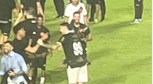 Jogadores do Vasco sobem em cima da bola e provocam Soteldo; veja