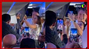 Com festa de passageiros, Bolsonaro e Michelle embarcam rumo à posse de Milei na Argentina