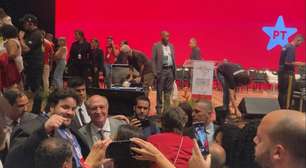 Vídeo: Alckmin é tietado em conferência do PT sobre eleições municipais