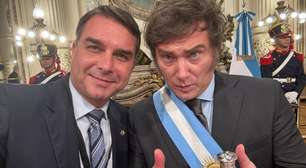 Flávio Bolsonaro posta selfie com Milei: "Viva la derecha, carajo"