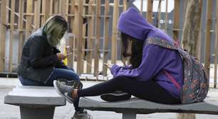 Uso excessivo de celular por alunos prejudica aprendizado