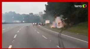 Criminosos explodem carro-forte em assalto na Rodovia dos Imigrantes, em SP