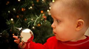 Criança segura: saiba quais são os perigos escondidos na árvore de Natal