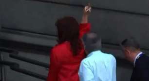 Cristina Kirchner protagoniza cena polêmica ao chegar para posse de Milei