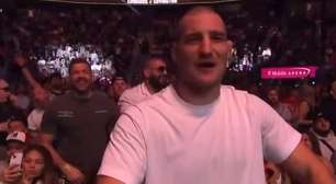 VÍDEO: Sean Strickland e Dricus du Plessis antecipam rivalidade e brigam na plateia do UFC 296
