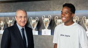 Endrick conhece sala de troféus da Liga dos Campeões do Real Madrid ao lado do presidente do clube