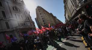 Argentinos protestam contra plano de austeridade; Milei monitora atos