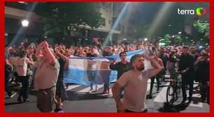 Governo Milei coloca polícia para revistar ônibus ao tentar sufocar protestos em Buenos Aires