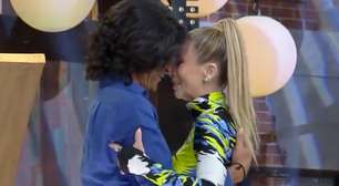 A Fazenda 15: André Gonçalves chora ao ver Danielle Winits e tasca beijão na ex-mulher na final