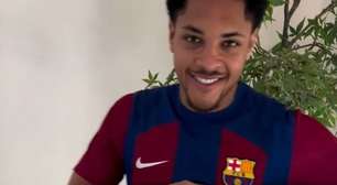 Em vídeo publicado pelo Barcelona, Vitor Roque já veste a camisa e beija símbolo do clube