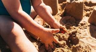 Os cuidados essenciais com as crianças na areia