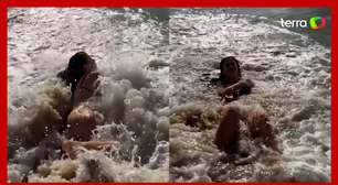 Jade Picon 'leva caldo' ao tentar fazer saída sensual do mar