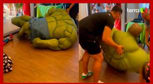 Hulk assusta crianças ao tropeçar e cair em festa infantil no RJ
