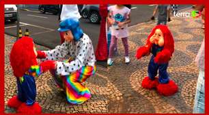 Criança viraliza ao dançar com personagens da Carreta Furacão fantasiada de Fofão em SP