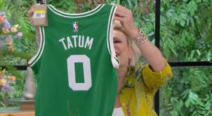 Jayson Tatum presenteia Ana Maria Braga com camisa do Boston Celtics