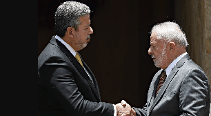 Após semana marcada por tensões, Lula e Lira se reúnem no Palácio da Alvorada