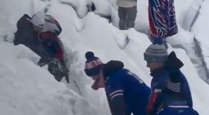 Neve 'invade' arquibancadas de estádio e torcedores tentam tirar com as mãos; assista