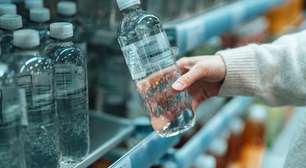 Nanoplásticos são encontrados por pesquisadores em água de garrafa; entenda