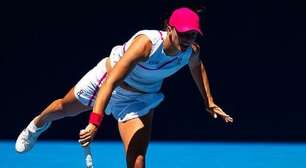Swiatek tropeça e é eliminada por Noskova no Australian Open