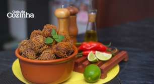 Bolinho de carne empanado com macarrão