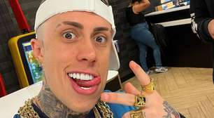 MC Daniel vai aos prantos ao dar dentes novos ao avô