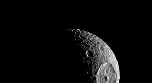 Mimas | Lua de Saturno teria oceano inesperado e jovem sob a superfície