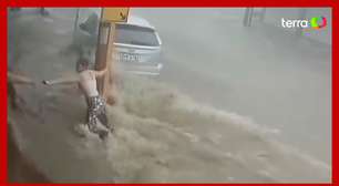 Mulher é arrastada por enxurrada ao tentar resgatar mãe em carro no interior de SP