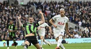 Tottenham vira e volta ao G4 da Premier League