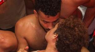 Silvero Pereira é flagrado beijando desconhecido no carnaval de Salvador