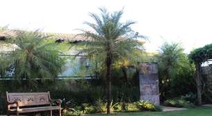 Jardim de 200 m² tem paisagismo tropical e lago que funciona como piscina