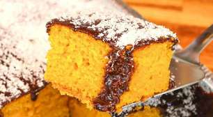 Bolo de cenoura com cobertura de chocolate e coco delicioso e fofinho