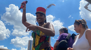 Com look nas cores do reggae, IZA estreia bloco em São Paulo sob forte sol