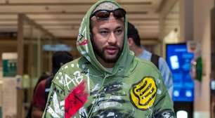 Recebido com flores, Neymar volta à Arábia Saudita após 4 meses