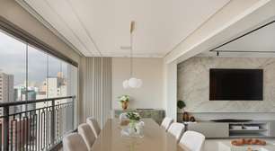 Sofá verde inspira a paleta de cores deste apartamento com décor clássico