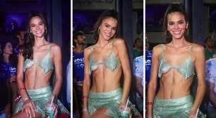 Carnaval: Bruna Marquezine quase deixa os seios à mostra ao apostar em look